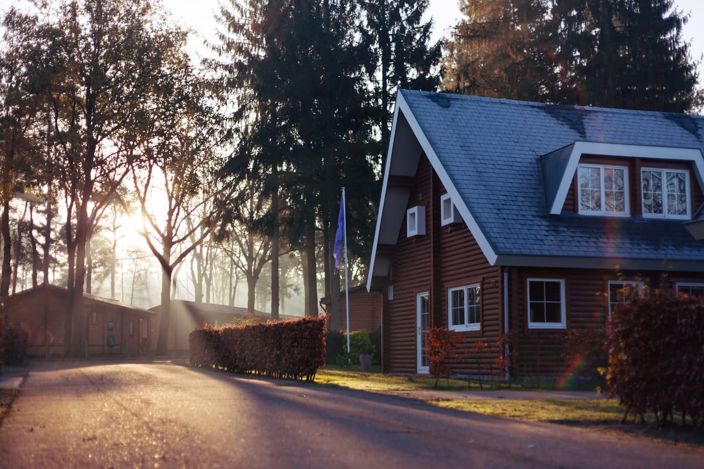 Ruhig gelegenes Wohnhaus im Morgenlicht – sinnbildlich für ein Familienhaus, über dessen Zukunft eine Erbengemeinschaft entscheiden muss