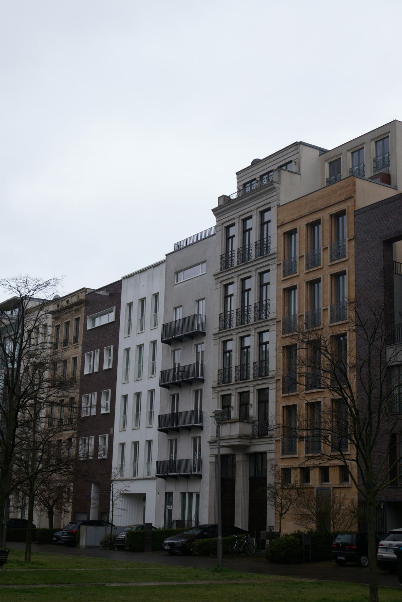 Reihe mehrgeschossiger Mehrfamilienhäuser