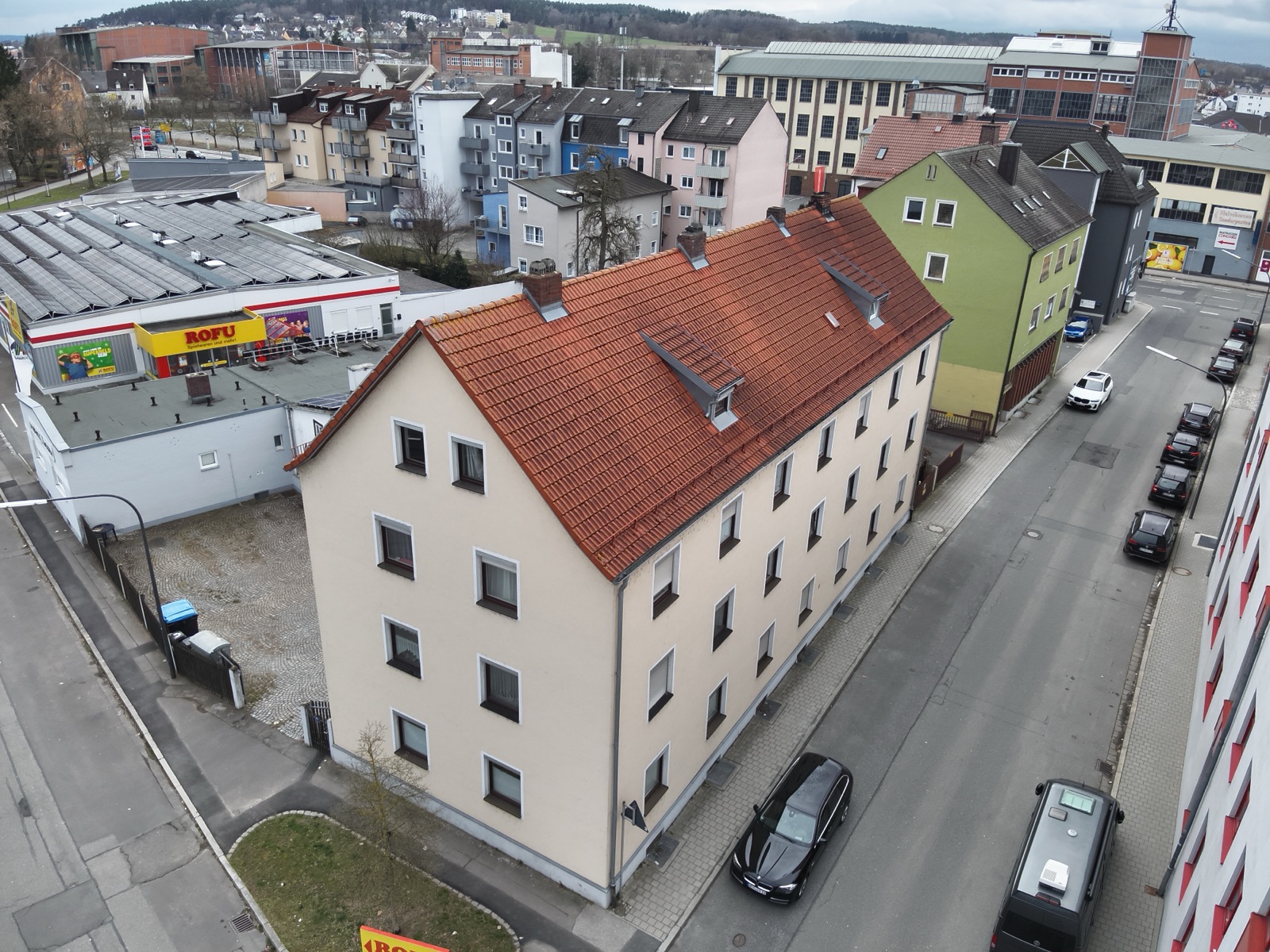 Drohnenaufnahme des Mehrfamilienhauses und Umgebung