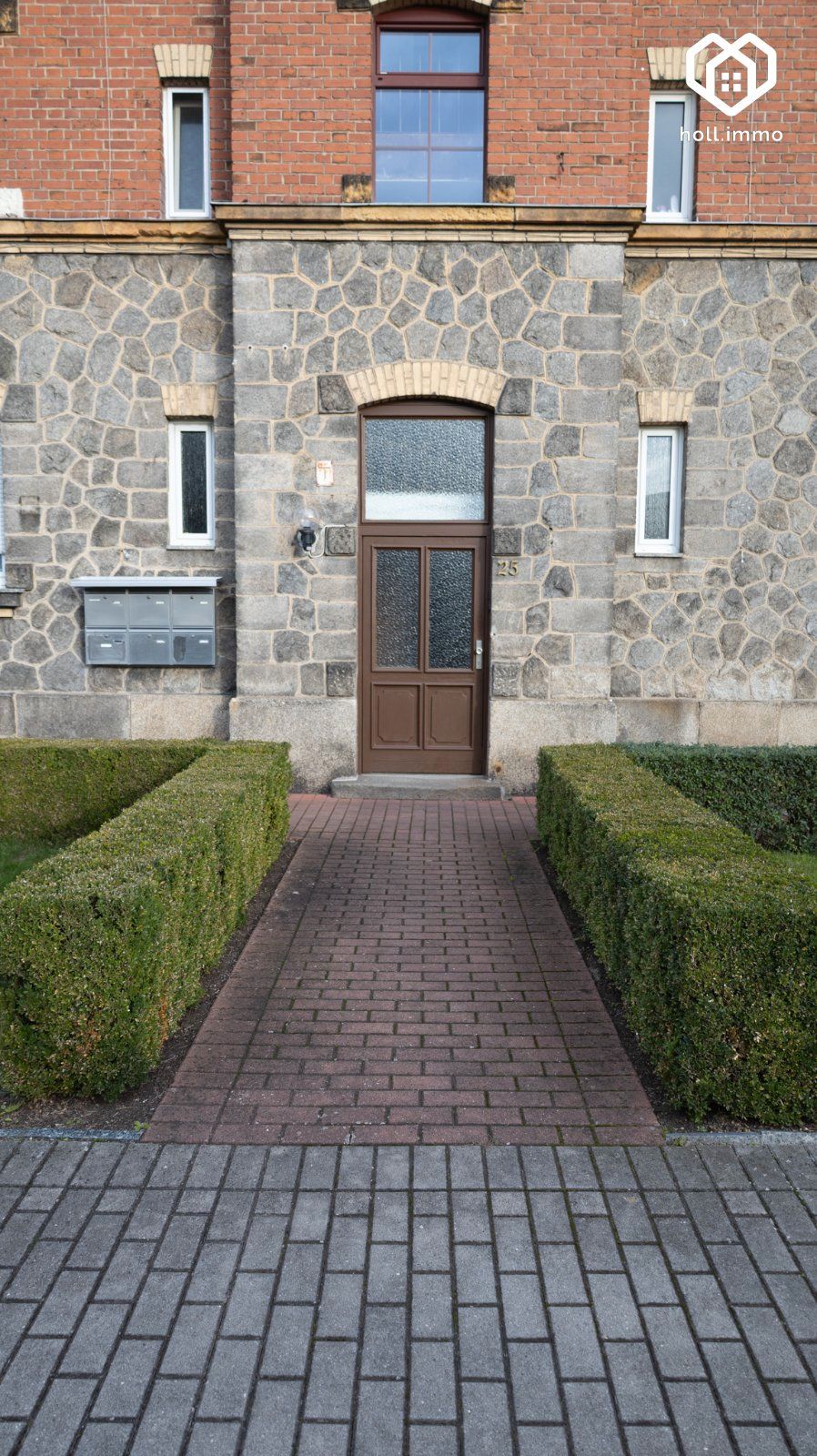 Hauseingang mit gepflastertem Weg