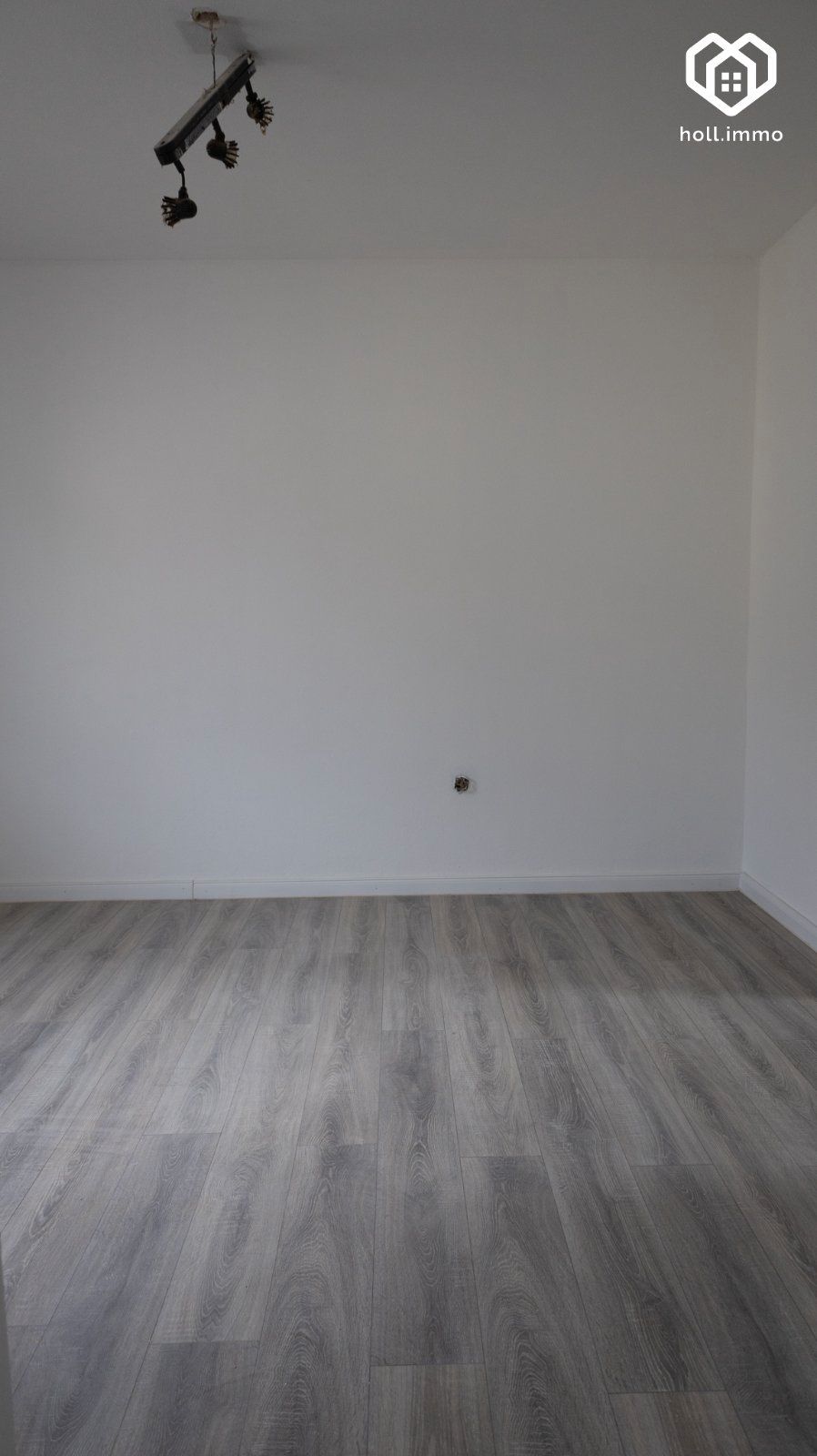 Zimmer mit weißen Wänden