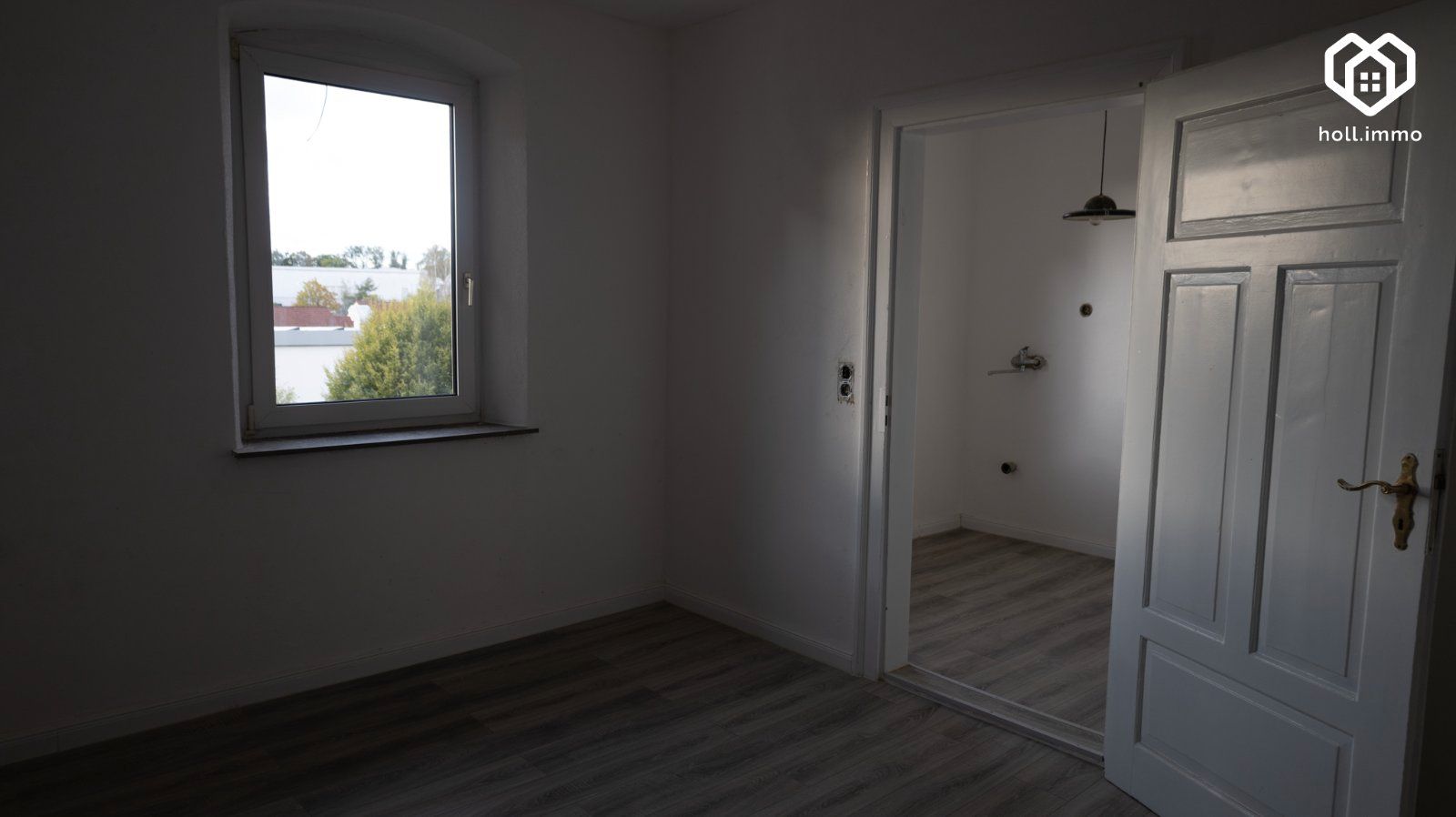 Zimmer mit Fenster und Flügeltür
