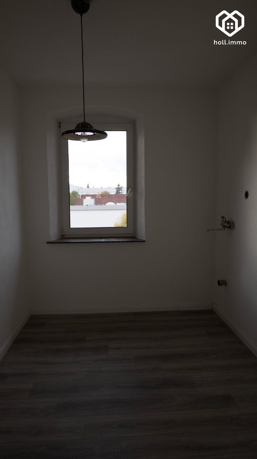 Raum mit Fenster und Pendelleuchte
