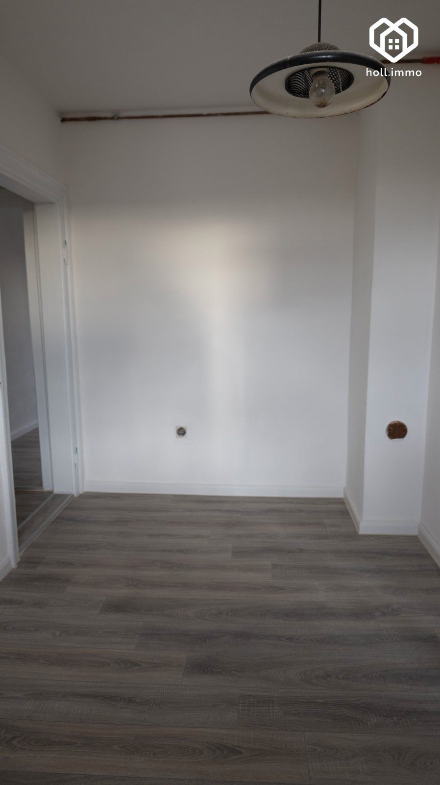 Zimmer mit Deckenleuchte