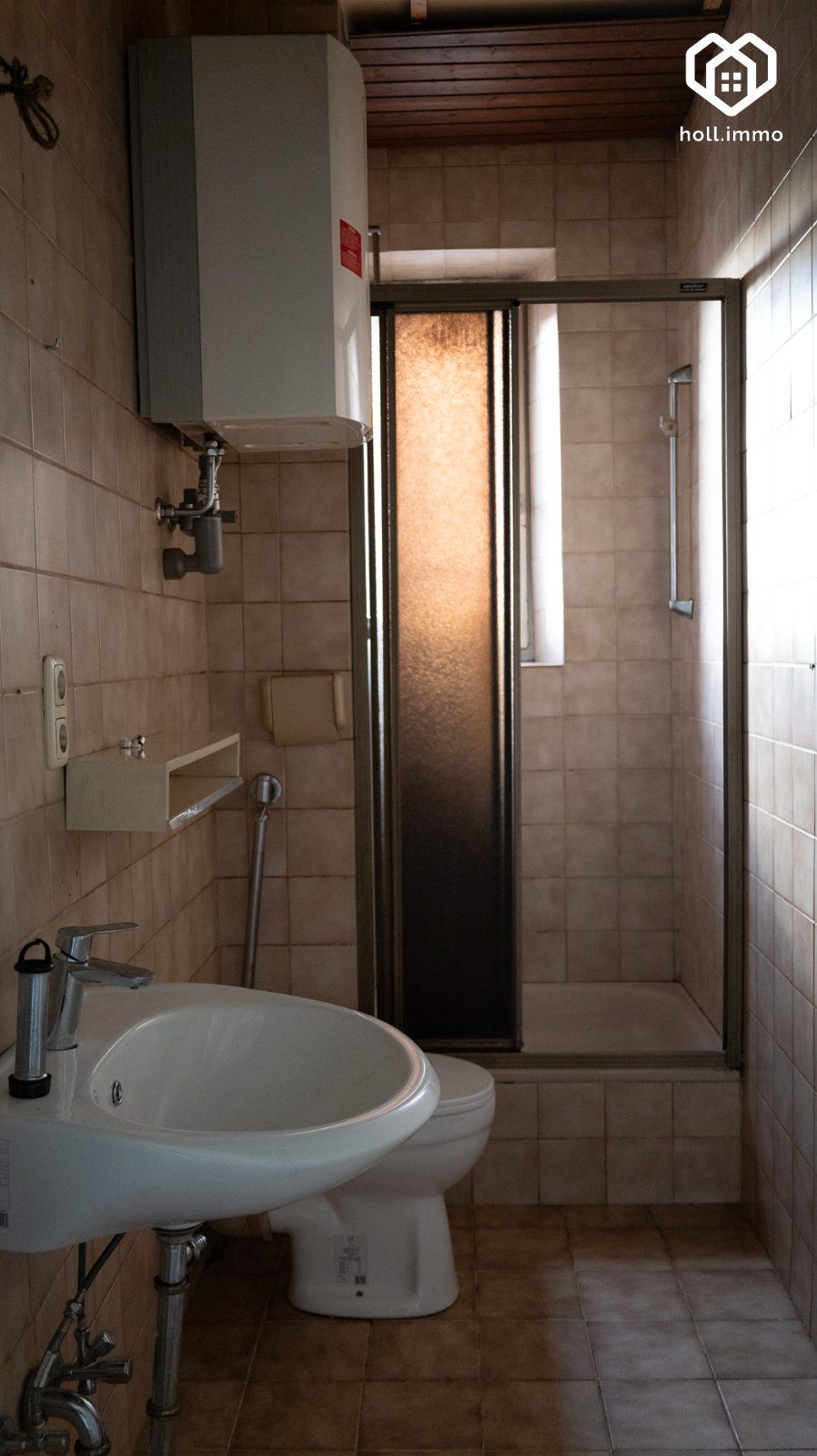 Tageslichtbad mit Dusche und Boiler