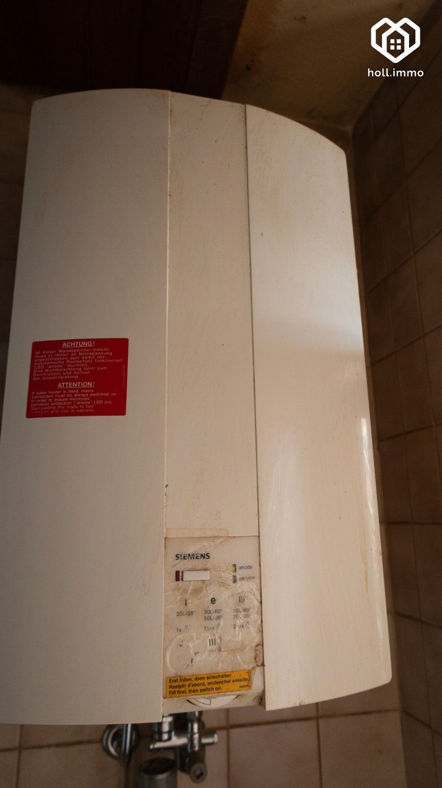 Warmwasserboiler im Bad