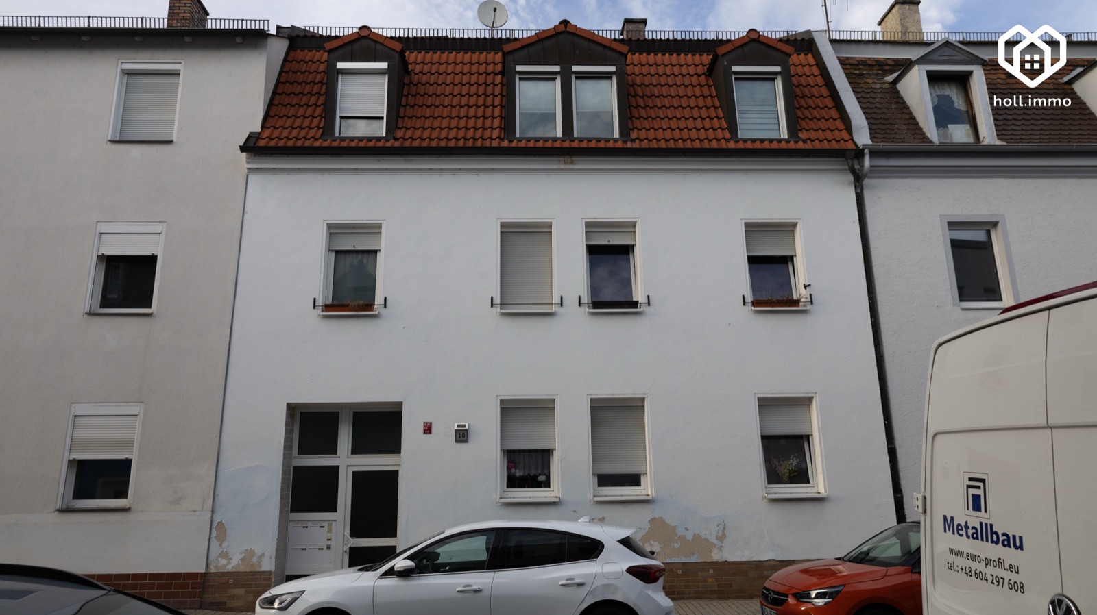 Straßenansicht des Mehrfamilienhauses mit vier Wohneinheiten