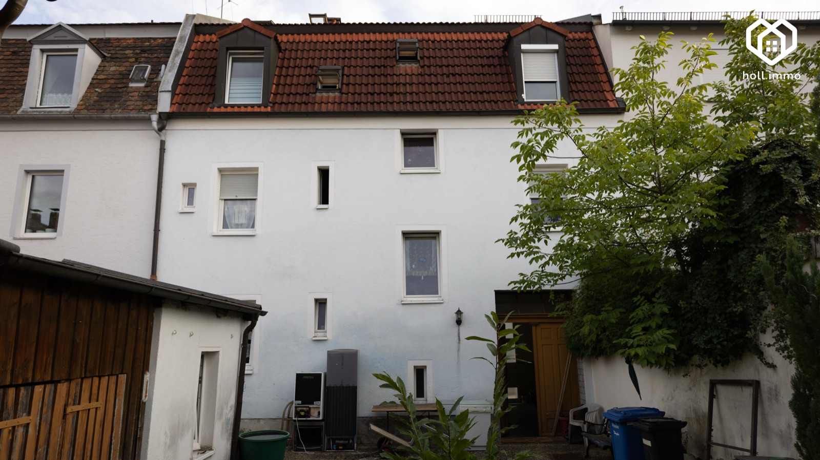 Rückseite des Hauses mit Hof