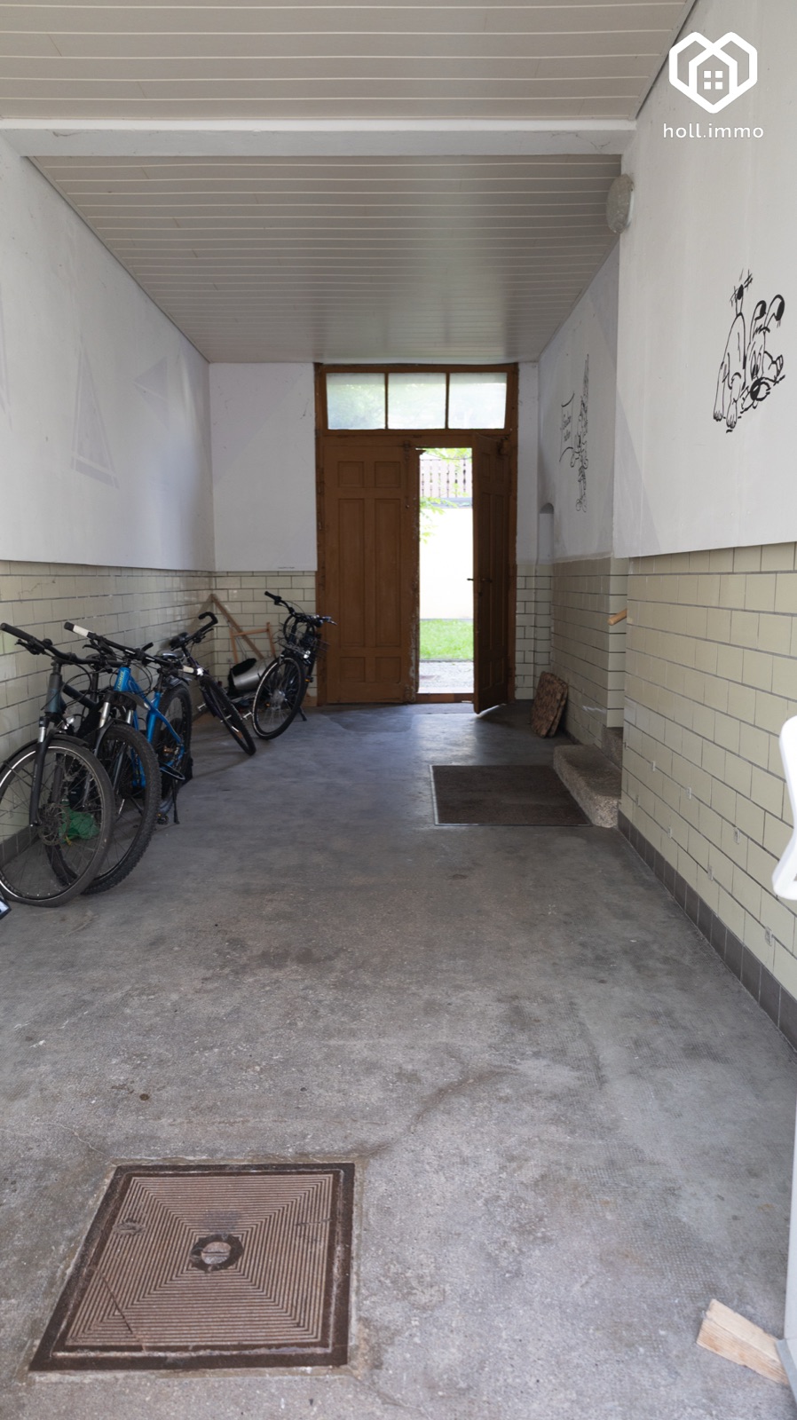 Durchfahrt mit Fahrradstellplätzen und Blick in den Garten